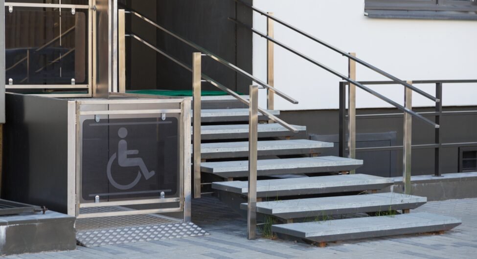 Living house entrance equipped with special lifting platform for wheelchair users